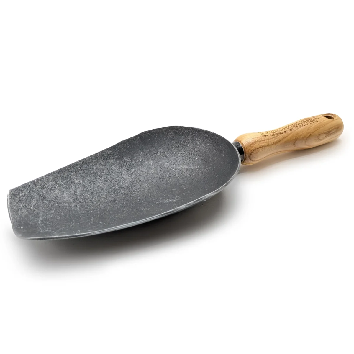 Handspade för jord