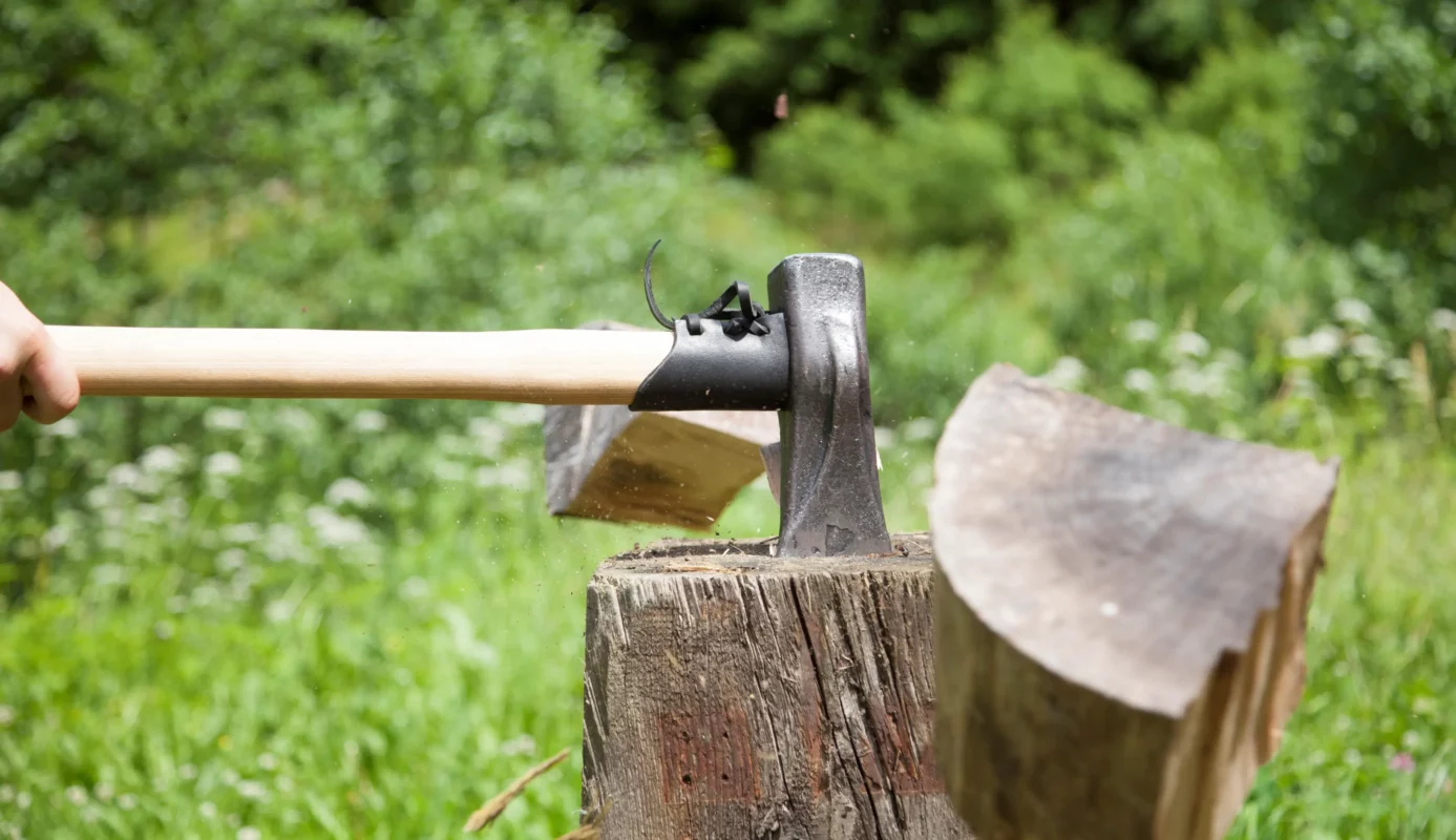 Holzklotz zum Brennholz spalten